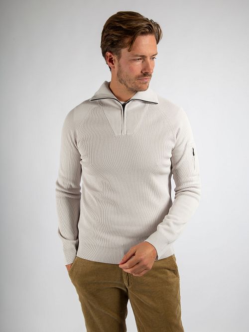 Suitable Maglione Half Zip Tias in maglia Cooldry Greige Model / Voorkant con Stefan