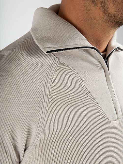 Suitable Maglione Half Zip Tias in maglia Cooldry Greige Model / Detail