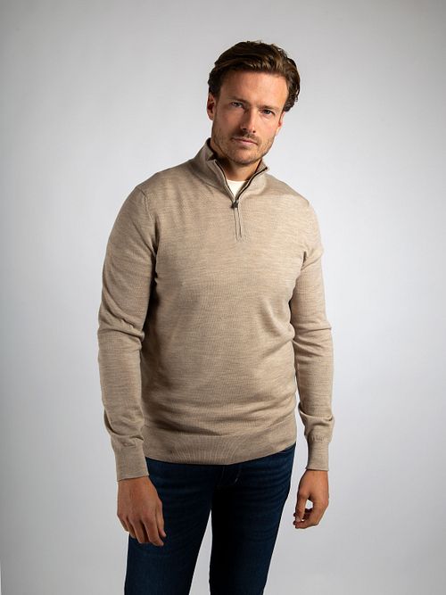 Suitable Merino Half Zip Trui Sand Model / Voorkant