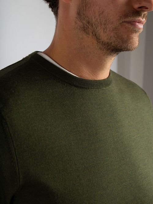 Suitable Merino Pullover Militär Grön Model / Detail