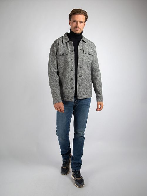Suitable Overshirt Boiled Wool Blend Grau Model / Voorkant mit Stefan