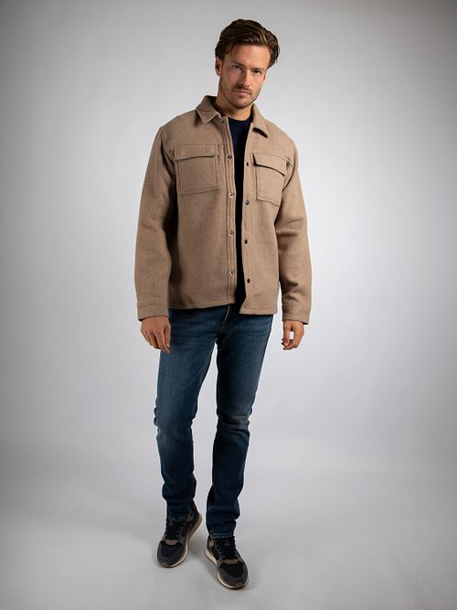 Suitable Overskjorta i ullblandning beige Model / Voorkant med Stefan