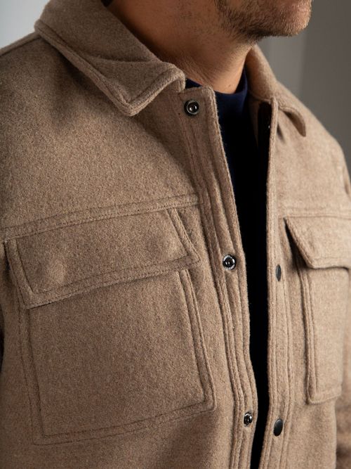 Suitable Overskjorta i ullblandning beige Model / Detail