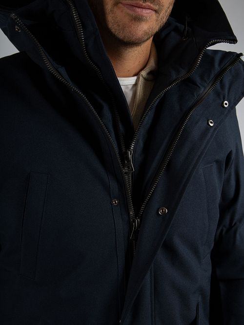 Suitable Parka Svart Fjell Marineblå Model / Detail