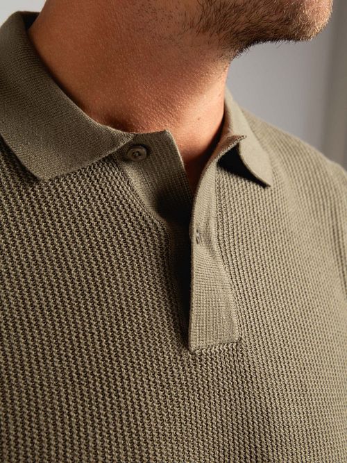 Suitable Respekt Polo Struktur Stickad Olivgrön Model / Detail
