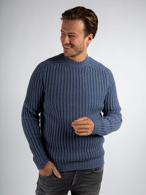 Suitable Pullover Boiled Wool Blauw Model / Detail