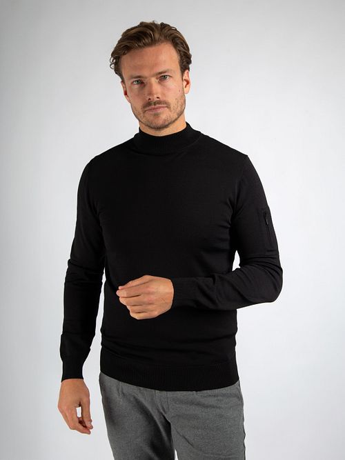 Suitable Pullover Cooldry Knit Turtleneck Schwarz Model / Voorkant