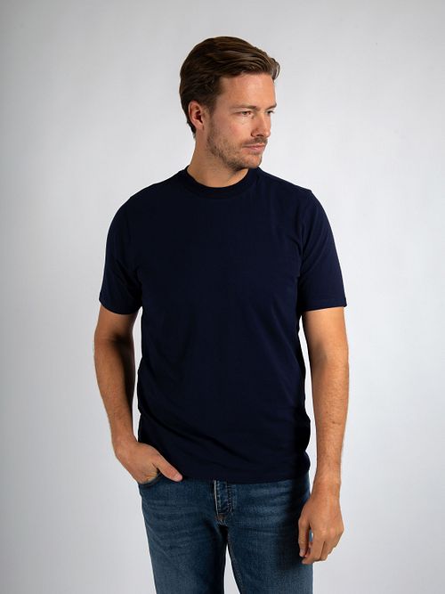Suitable Respect Hi Camiseta Navy Model / Voorkant con Stefan