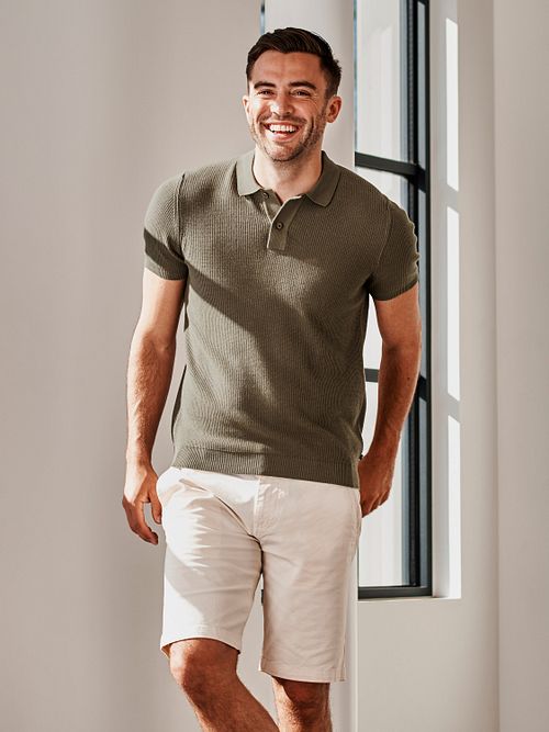 Suitable Respect Poloshirt Structure Knit Olivgrün Model / Sfeerbeeld mit Bram