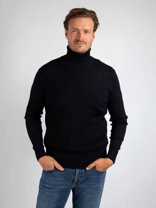 Suitable Rullekrave Rib Merino Navy Model / Voorkant