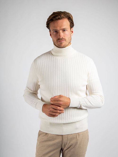 Suitable Rullekrave Rib Merino Off White Model / Voorkant med Stefan