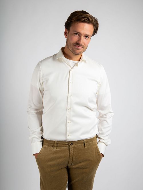 Suitable Skjorta Extra Lång Ärm Twill Ecru Model / Voorkant med Stefan