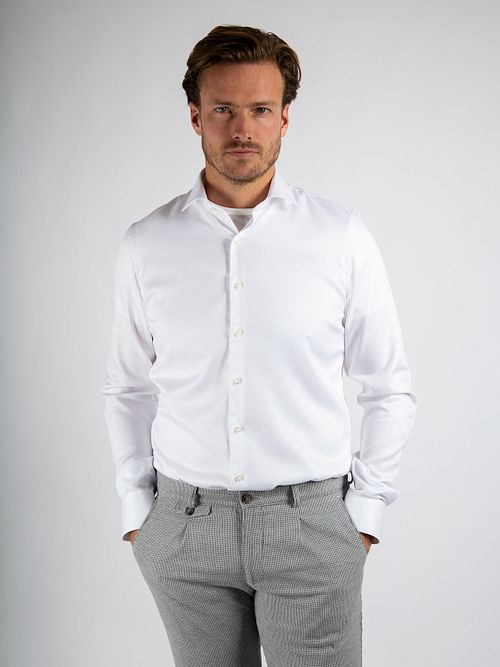 Suitable Skjorte med ekstra lange ærmer Twill Hvid Model / Voorkant med Stefan