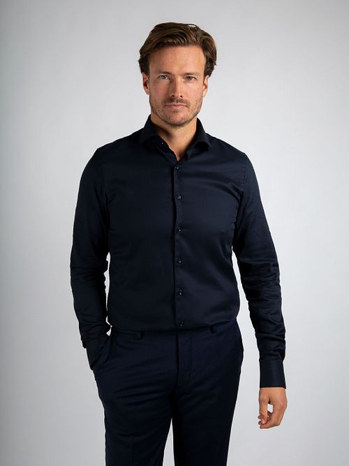 Suitable Skjorte med Ekstra Lange Ærmer Twill Navy Model / Voorkant med Stefan