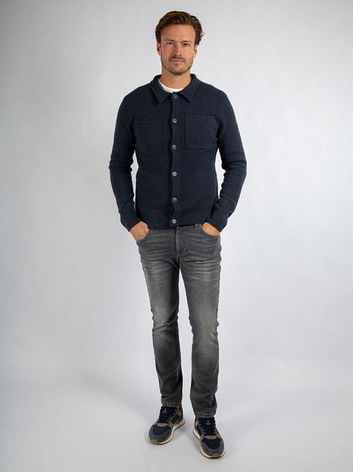 Suitable Strickjacke Boiled Wool Blau Model / Voorkant mit Stefan