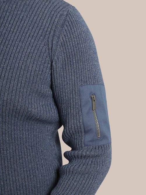 Sweter Suitable Mou Melange w kolorze niebieskim Model / Detail