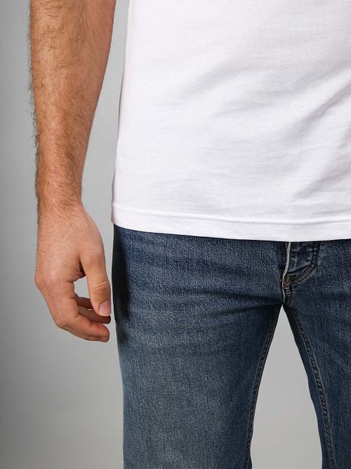 Suitable Vita T-Shirt V-Ausschnitt Weiß 2-Pack Model / Detail