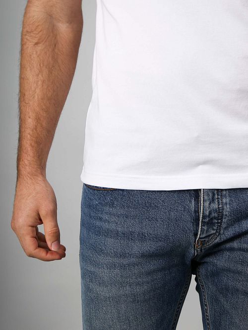 Suitable Vitaru T-Shirt Deep V-Neck White 2-Pack Model / Detail