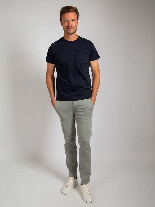 Suitable T-shirt Sonny Pocket granatowy Model / Voorkant