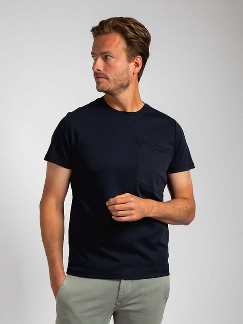 Passer T-skjorte Sonny Pocket Navy Model / Voorkant med Stefan