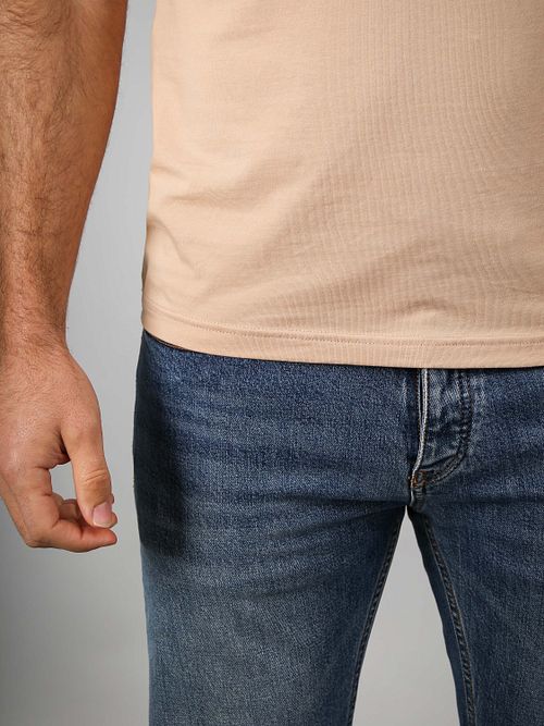 Suitable Vitaru Usynlig Undershirt Dypt V-hals 2-pakning Model / Detail