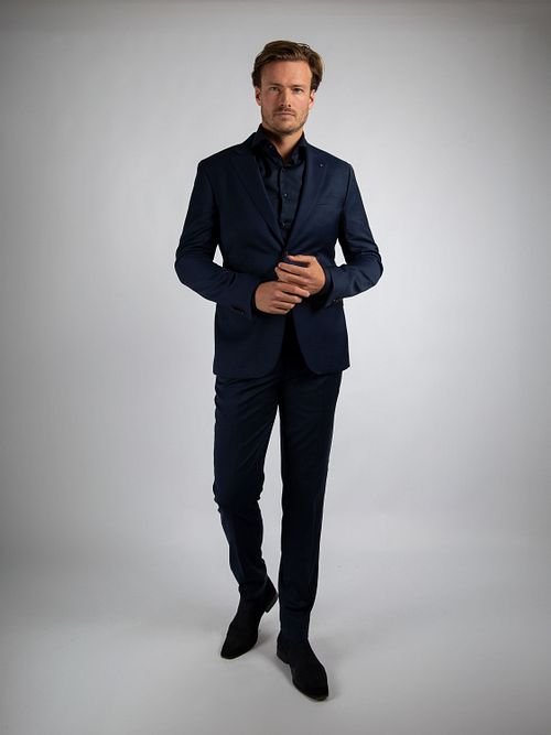 Suitable Toulon Suit Wool Navy Model / Voorkant with Stefan