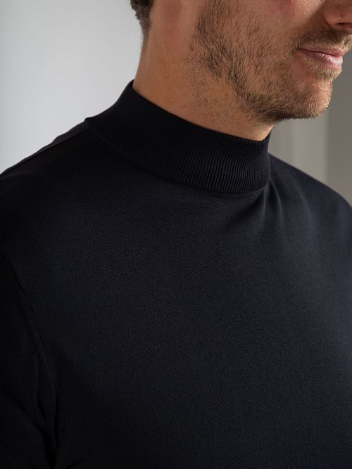 Suitable Trøje Cooldry Knit Turtleneck Marineblå Model / Detail