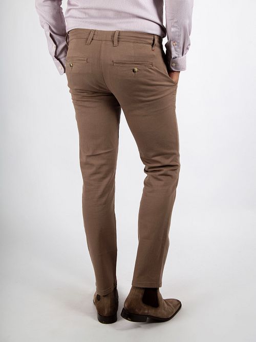 Suitable Chino Philo Flex Taupe Model / Achterkant