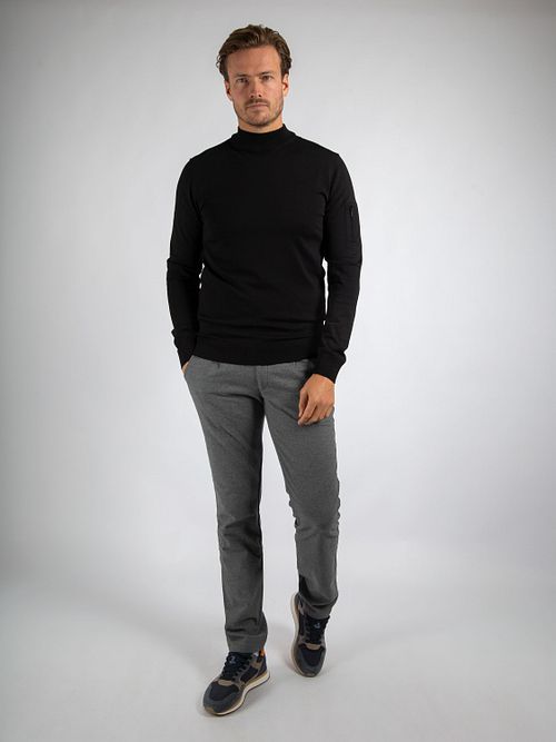 Suitable Trui Cooldry Knit Turtleneck Zwart Model / Voorkant