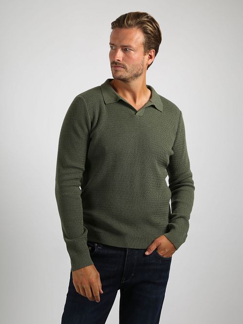 Suitable Trui Riva Structure Melange Groen Model / Voorkant met Stefan