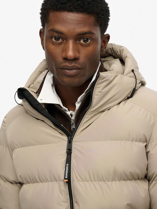 Superdry Chaqueta Acolchada Capucha Greige Model / Voorkant