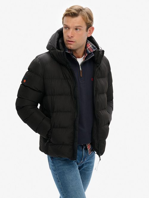 Piumino con cappuccio Superdry nero Model / Voorkant