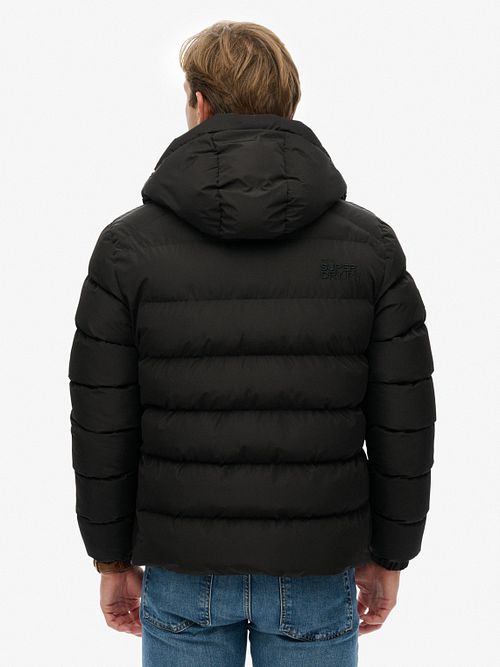 Superdry Pufferjas Hooded Zwart Model / Achterkant