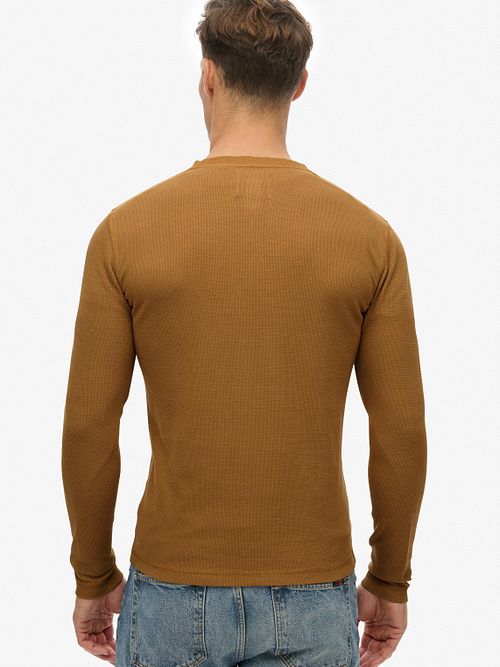 Superdry Trøje Henley Waffle Washed Camel Model / Achterkant