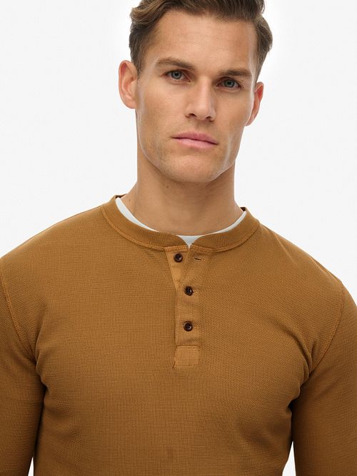 Superdry Trui Henley Waffle Washed Camel Model / Voorkant