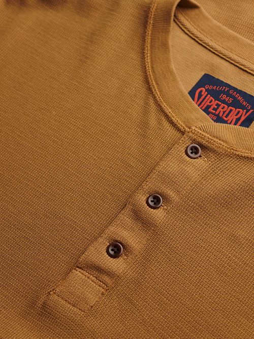 Superdry Trui Henley Waffle Washed Camel Model / Detail
