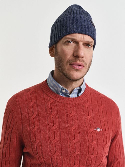 Sweter GANT Crewneck z wełny jagnięcej, warkoczowy, Modern Rust Model / Detail