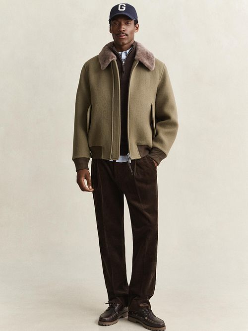 Sweter GANT z jagnięcej wełny, z półzamkiem, brązowy Model / Voorkant