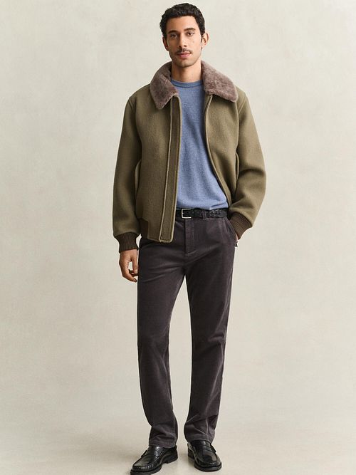 Sweter GANT z wełny jagnięcej w kolorze średniego błękitu Model / Voorkant