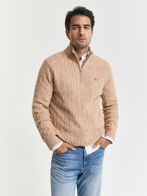 Sweter GANT z wełny jagnięcej, ze splotem warkoczowym i zamkiem half-zip w kolorze be Model / Voorkant