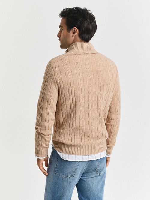 Sweter GANT z wełny jagnięcej, ze splotem warkoczowym i zamkiem half-zip w kolorze be Model / Achterkant