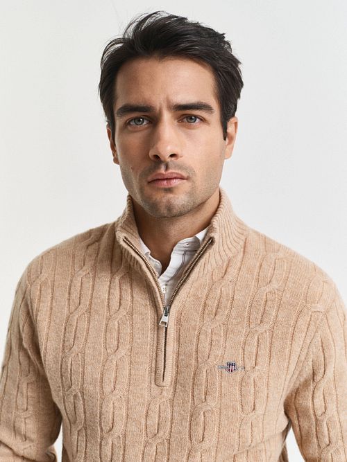 Sweter GANT z wełny jagnięcej, ze splotem warkoczowym i zamkiem half-zip w kolorze be Model / Detail