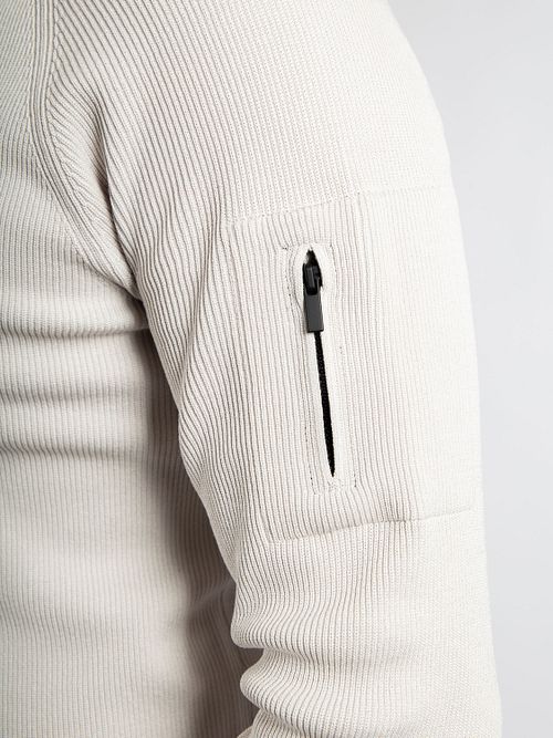 Sweter Suitable Tias Cooldry Knit z zamkiem half zip, w kolorze szaro-beżowym Model / Detail