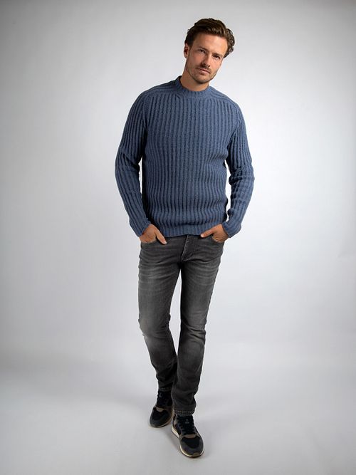 Sweter Suitable z gotowanej wełny w kolorze niebieskim Model / Voorkant z Stefan