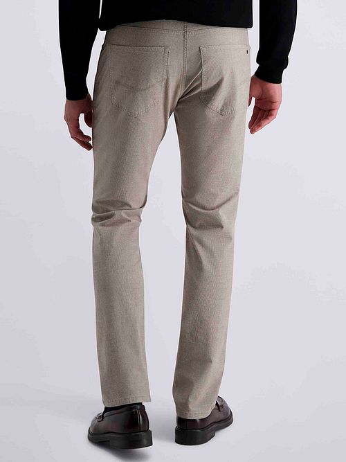 Spodnie Pierre Cardin Lyon Tapered z nadrukiem w kolorze greige Model / Achterkant