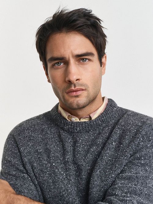 Sweter GANT z domieszką wełny w kolorze antracytowym Model / Detail