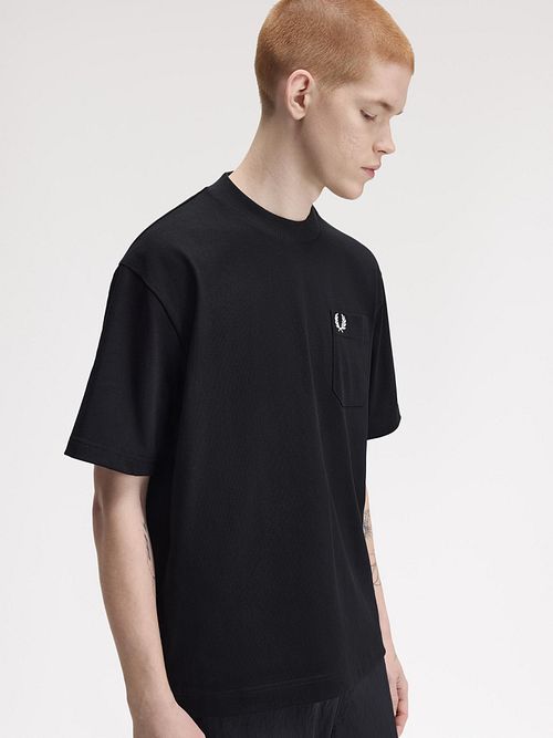 T-shirt Fred Perry w kolorze czarnym 608 Model / Voorkant
