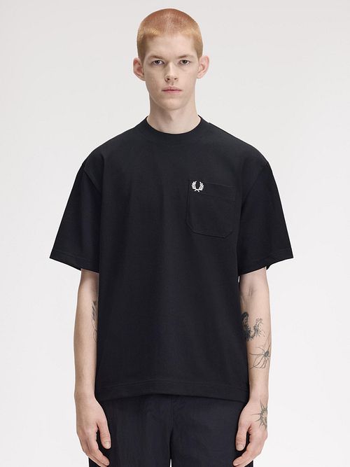 T-shirt Fred Perry w kolorze czarnym 608 Model / Voorkant
