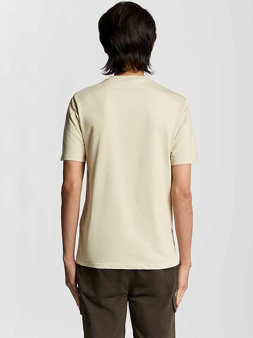 T-Shirt Lyle and Scott Greige Model / Achterkant