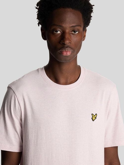 T-Shirt Lyle and Scott Heather rosa chiaro Model / Detail